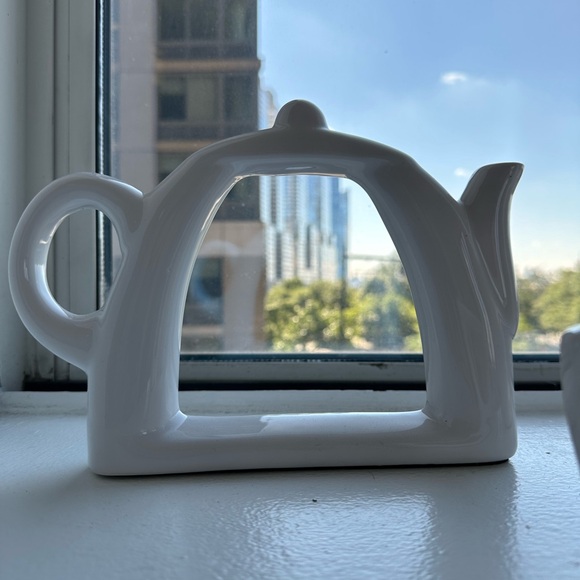 Sage & Sill white acrylic tea set vase/decor - Picture 7 of 8